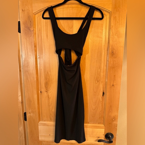 Elegant Black Sleeveless Dress - Picture 1 of 3